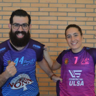 Diego Castaño y Alicia Hernández presumen de las nuevas camisetas contra el cáncer.-EL MUNDO
