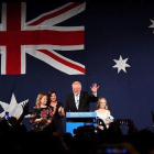 El primer ministro australiano Scott Morrison celebra su victoria en Melbourne con su mujer y sus dos hijas.-DEAN LEWINS (EFE)