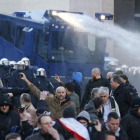 La policía dispara cañones de agua contra los manifestantes de Pegida, este sábado, en Colonia.-REUTERS / WOLFGANG RATTAY