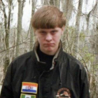 Dylan Roof, con la bandera sudafricana del apartheid bordada en la chaqueta.-