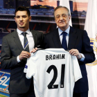 Brahim Díaz posa con la camiseta del Madrid junto a Florentino Pérez.-X01625