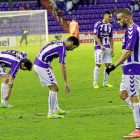 Jugadores blanquivioleta abatidos en Zorrilla, tras una de sus quince derrotas.-J. M. LOSTAU
