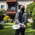 EL cocinero Roberto García en el jardín del restaurante El Milano Real.