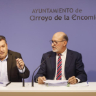 José Manuel Barrio, alcalde de Arroyo y el concejal de Hacienda, Víctor Bartolomé anuncian los presupuestos.-J.M LOSTAU