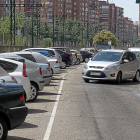 La calle La Vía abarrotada de vehículos estacionados en su zona blanca.-PABLO REQUEJO (PHOTOGENIC)