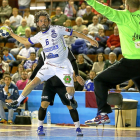 Juanín ante Javi Díaz.-J. FERNÁNDEZ