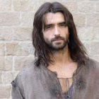 El actor Aitor Luna, caracterizado como Arnau, durante el rodaje de la serie 'La catedral del Mar', en Barcelona.-TVC / JORDI SOTERAS