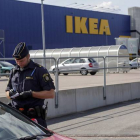 Un agente habla con unos clientes en las afueras del Ikea de Vasteras, en Suecia.-Foto: AP / PETER KRUGER