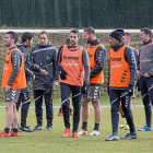 Johan Mojica, con gorro, durante el entrenamiento de ayer en los Campos Anexos.-Miguel Ángel Santos