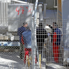 Trabajadores y los miembros de la inspección en el lugar del accidente el día de los hechos.-J.M. LOSTAU