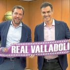 Óscar Puente y Pedro Sánchez posan con la bufanda del Real Valladolid.-ICAL