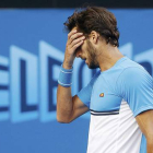Feliciano López se lamenta tras fallar un punto ante el canadiense Milos Raonic, en octavos del Abierto de Australia, en Melbourne.-EFE