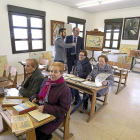 El consejero de Educación, Fernando Rey, visita una clase de principios del Siglo XX en San Román deHornija.-ICAL