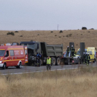 Accidente en Salamanca entre un camión militar y un turismo.-ICAL