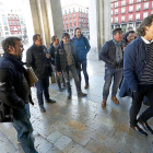 Los representantes del comité de empresa de Auvasa a la llegada al Ayuntamiento.-J. M. LOSTAU