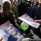 Seguidores de Marine Le Pen distribuyen propaganda en el mercado de Henin-Beaumont.-PASCAL ROSSIGNOL