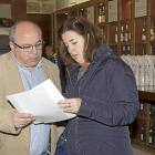 El director del concurso y la notaria con las muestras de vino detrás-El Mundo