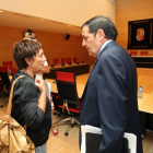 El consejero de Sanidad, Antonio María Sáez Aguado, conversa con la procuradora socialista Merecedes Martín antes de comparecer ante la Comisión del ramo en las Cortes-Ical