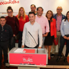 El candidato Javier Alfonso Cendón rodeado de su alcaldes y militantes delPSOEen el momento de su presentación en la sede del PSOE leonés.-ICAL