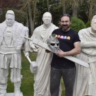 El escultor Alberto del Campo posa con tres de sus obras en el jardín de su taller, en Tudela de Duero (Valladolid).-