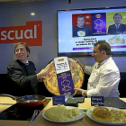 El presidente de Pascual, Tomás Pascual, gana el reto de cocinar la mejor tortilla en diez minutos al chef Sergio Fernández en Alimentaria.-ICAL
