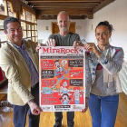 Alberto Colantes, Jorge Otero y Esther Mínguez sostienen el cartel de MiraRock, ayer en Pimentel.-E. M.