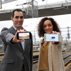 Daniel Martín de Lucas e Isabel Muñoz, cofundador y comercial de Limmat Group, respectivamente, muestran la herramienta en el proyecto piloto de Oslo.-EL MUNDO