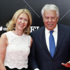 Felipe González y Mar García Vaquero, este jueves, a su llegada a la cena para celebrar el 40º aniversario del diario 'El País'.-EFE / JAVIER LIZÓN