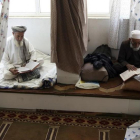 Musulmanes afganos leen versos del Corán en una mezquita de la ciudad de Kabul. /-AP