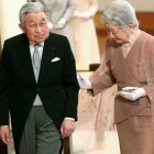 El emperador Akihito y su mujer, Michiko.-AP