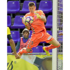 Isaac Becerra salta con autoridad para apoderarse del balón, ante el Zaragoza.-J.M. LOSTAU