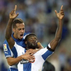 Lucas se abraza a Caicedo, en un partido ante el Málaga.-Foto: EFE / TONI ALBIR