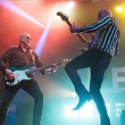El grupo de rock Ilegales durante su concierto el pasado viernes en la sala Razzmatazz de Barcelona.-