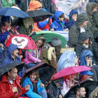 Los aficionados vallisoletanos se protegen de la lluvia durante la final de Copa de Zorrilla.-MIGUEL ÁNGEL SANTOS