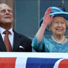 La reina Isabel II y su marido, el príncipe de Edimburgo, este jueves en Fráncfort, con motivo de su visita a Alemania.-Foto: AP / BORIS ROESSLER