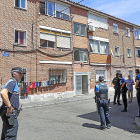 Policías en el barrio de las Viudas, en otro altercado con disparos registrado el mismo año de los hechos, en 2019.  J.M. LOSTAU