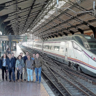 Miembros de la Asociación de Usuarios del AVE Valladolid en la estación de Campo Grande.-PABLO REQUEJO