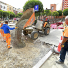 Varios operarios trabajan en las obras de la calle Panaderos, a la altura del mercado del Campillo.-J.M. LOSTAU