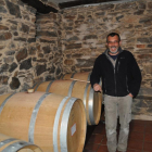 El vigneron Modesto Valle Blanco en la sala de crianza de su bodega berciana. En las imágenes pequeñas, exterior de la pequeña elaboradora, viñedo y sus dos depósitos de fermentación.-I. M.