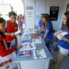 Alumnos se informan de la oferta educativa y cultural de la UVa en la Plaza Mayor.-J.M. LOSTAU