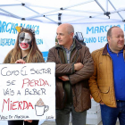 José Antonio Turrado (Asaja) y José María Álvarez (OPL) con una de las manifestantes ayer ante las Cortes.-ICAL