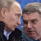 Vladímir Putin, con el presidente del COI, Thomas Bach, durante los JJOO de Sochi del 2014.-AP / ALEXEI NIKOLSKY