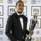 Virgil Van Dijk galardonado con el premio al mejor jugador del año por la PFA.-EL PERIÓDICO