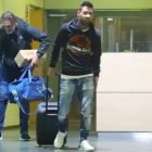 Messi, de regreso en Barcelona, en el aeropuerto de El Prat.-JORDI GALBANY