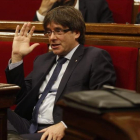 El presidente de la Generalitat, Carles Puigdemont, durante el debate de la cuestión de confianza en el Parlament.-JULIO CARBÓ