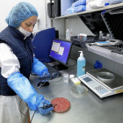 Una trabajadora analiza una hamburguesa en las instalaciones del Grupo Miguel Vergara en Valladolid.-J.M.LOSTAU