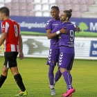 Mojica y Rodri (9), se abrazan en Zamora tras un gol en su partido de debut en la pretemporada blanquivioleta.-Mariam A. Montesinos