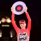 Chris Froome posa con el trofeo de ganador de la Vuelta 2017, el pasado septiembre en Madrid.-JOSE JORDAN (AFP)