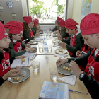 Los jurados infantiles en plena degustación del ‘Rollito del mini chef’ en el Astrolabio de la plaza de San Juan..-E. M.