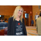 La presidenta de la Comunidad de Madrid, Cristina Cifuentes, con la camiseta.-PERIODICO